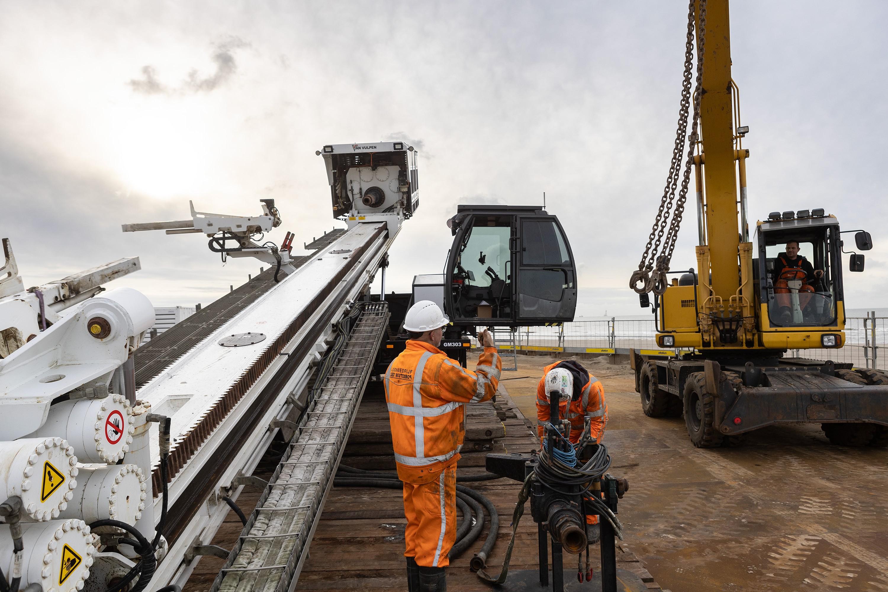 Werkzaamheden op het tijdelijk zandkasteel op het strand van Velsen. Foto: Jorrit 't Hoen