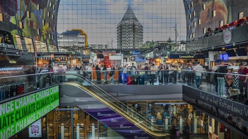 Mensen op de roltrap in Markthal Rotterdam