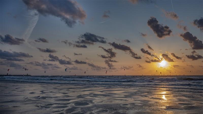 Kitesurfers op het strand van Scheveningen